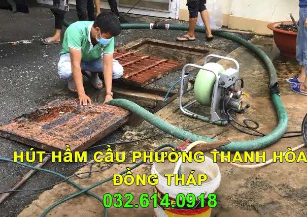 Gọi 032.614.0918 - Hút Hầm Cầu Phường Thanh Hòa Đồng Tháp 2 Nhân viên thực hiện hút hầm cầu phường Thanh Hòa Đồng Tháp